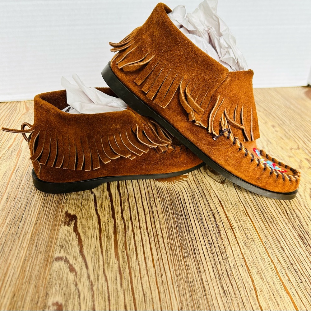 Minnetonka Size 7 Brown Suede Ankle Boot with Beaded Design - Picture 3 of 10
